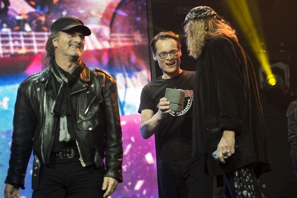 Der (ziemlich sicher) zukünftige SVP-Nationalrat Roger Köppel ehrt Krokus mit dem&nbsp;«Outstanding Achievement Award».