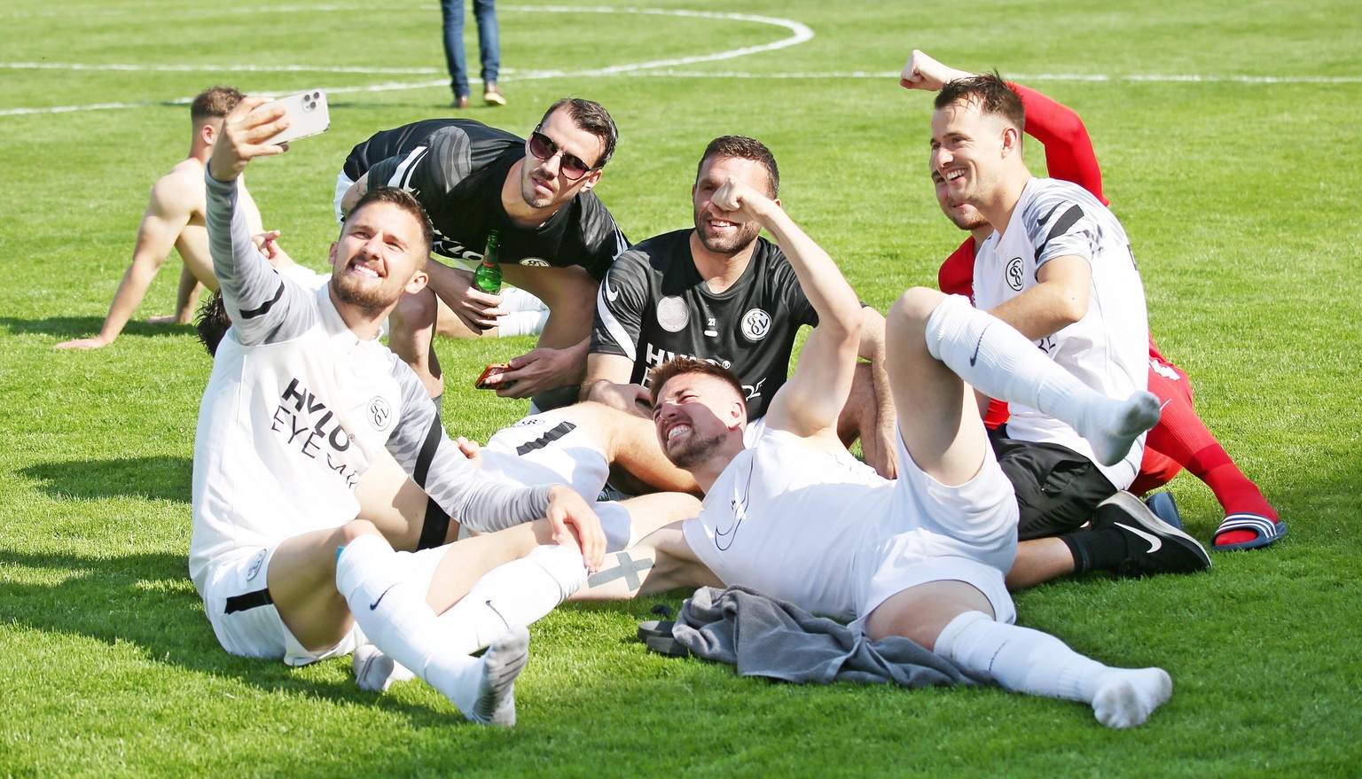 07.05.2022, xmohx, Fussball Regionalliga Suedwest, FSV Frankfurt - SV Elversberg emspor, v.l. Mannschafts Selfie von Elversberg (DFL/DFB REGULATIONS PROHIBIT ANY USE OF PHOTOGRAPHS as IMAGE SEQUENCES  ...