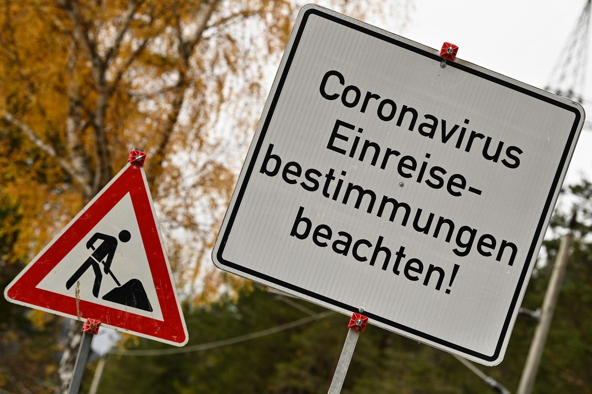 epa09587202 A sign informs about Corona travel regulations near a border crossing in Scharnitz, Austria, 17 November 2021. In its efforts to halt the rapid rise of COVID-19 infections, Austria's  ...