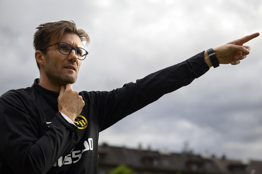 YBs Trainer Raphael Wicky reagiert waehrend dem 17. Burkhalter-Cup zwischen den BSC Young Boys und dem Yverdon-Sport FC, am Mittwoch, 22. Juni 2022 auf dem Sportplatz Spitalacker, in Bern. (KEYSTONE/A ...