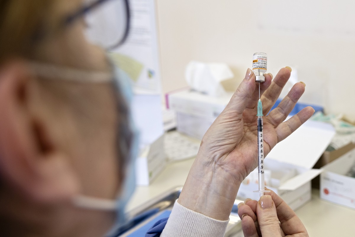 Medical staff prepares doses of the COVID-19 Pfizer vaccine for the vaccination to children to 5 - 11 year old at the vaccination center of the Geneva University Hospitals (HUG), in Geneva, Switzerlan ...