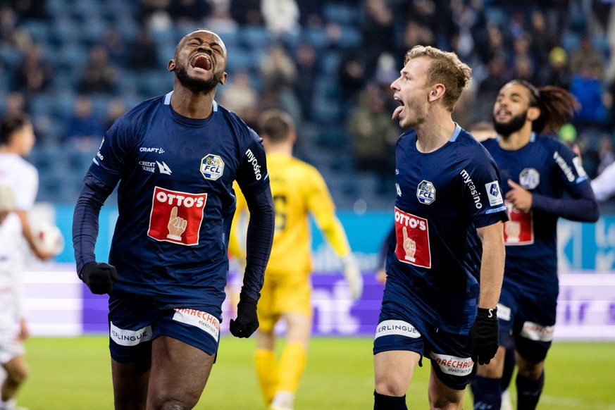 FC Luzerns Asumah Abubakar, links, und Max Meyer, rechts bejubeln das Tor zum 1:1 im Fussball Meisterschaftsspiel der Super League zwischen dem FC Luzern und dem FC Winterthur am Samstag, 5. November  ...