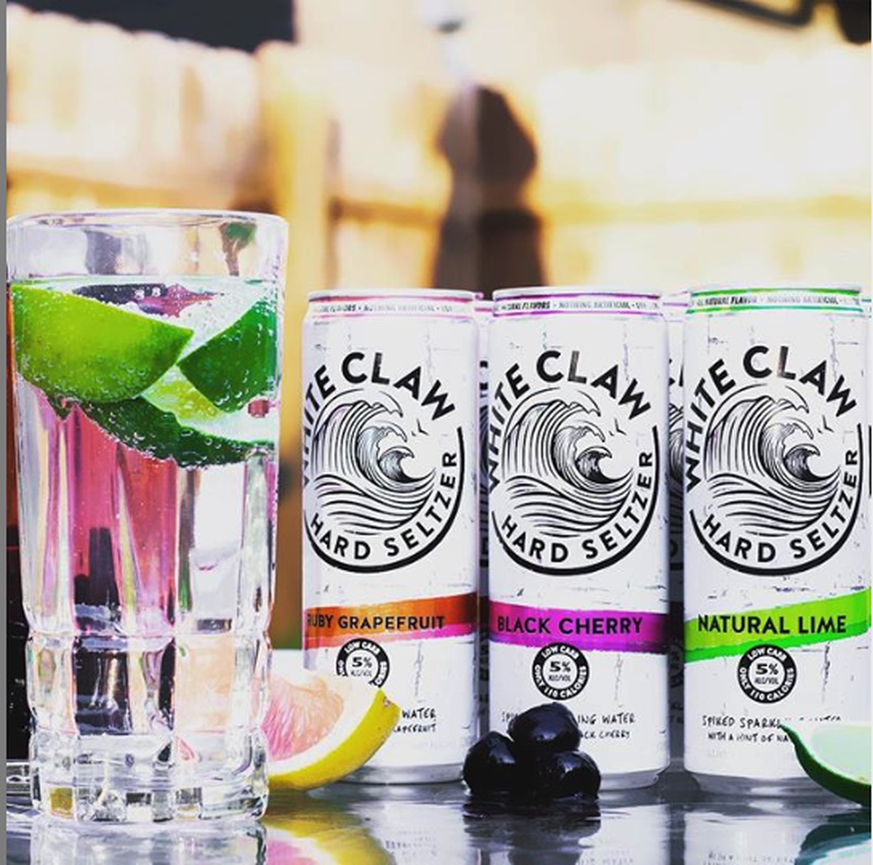 Sieht aus wie Mineralwasser, hat aber mehr als nur das drin: Hard Seltzer von White Claw.