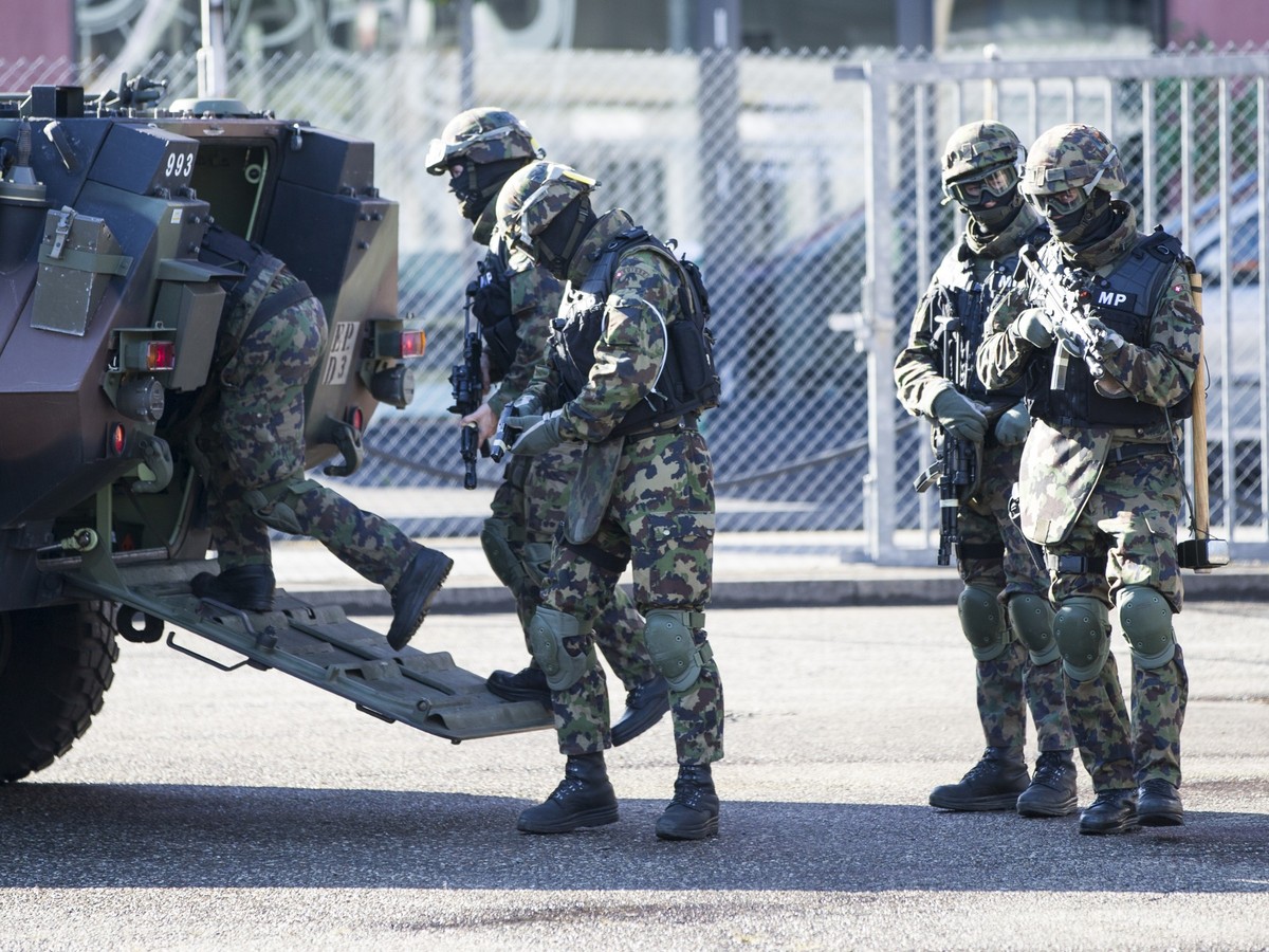 Die Soldaten der Militaerpolizei bei einer Uebung auf dem Gelaende des CONEX 15 Volltruppenuebungsplatzes im Industriegebiet von Muttenz BL am Freitag, 18. September 2015. Vom 16.-25. September 2015 f ...