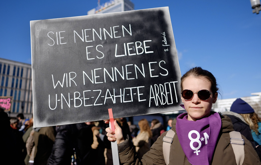 Eine Frau mit feministischem Plakat in Berlin im Jahr 2019.