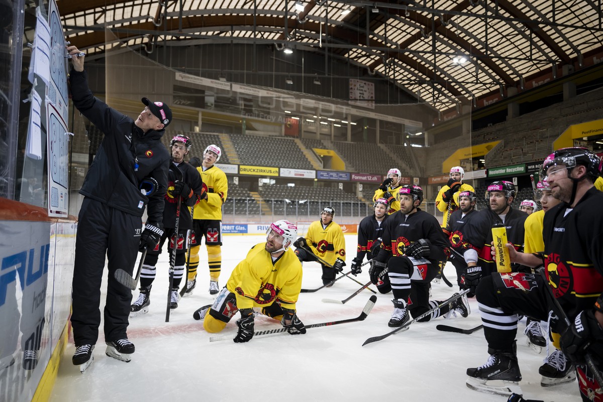 Der neue Trainer des SC Bern, Toni Soederholm, links, spricht mit seinem Spieler waehrend seinem ersten Training mit dem SC Bern, am Mittwoch, 16. November 2022, in der Postfinance Arena in Bern.(KEYS ...