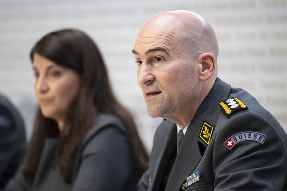 Korpskommandant Thomas Suessli, Chef der Armee, rechts, spricht neben Mahide Aslan, Chefin Fachstelle Frauen in der Armee und Diversity, links, waehrend einer Medienkonferenz zu den neuen Massnahmen n ...