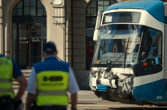 Das zerstoerte Tram der Linie 14, beim Zusammenstoss von zwei Trams der Linien 11 und 14 beim Sternen in Oerlikon am Montag, 15. September 2025. (KEYSTONE/Andreas Becker)
