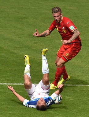 Tobi Alderweireld winkt ab: kein Penalty. Wirklich?