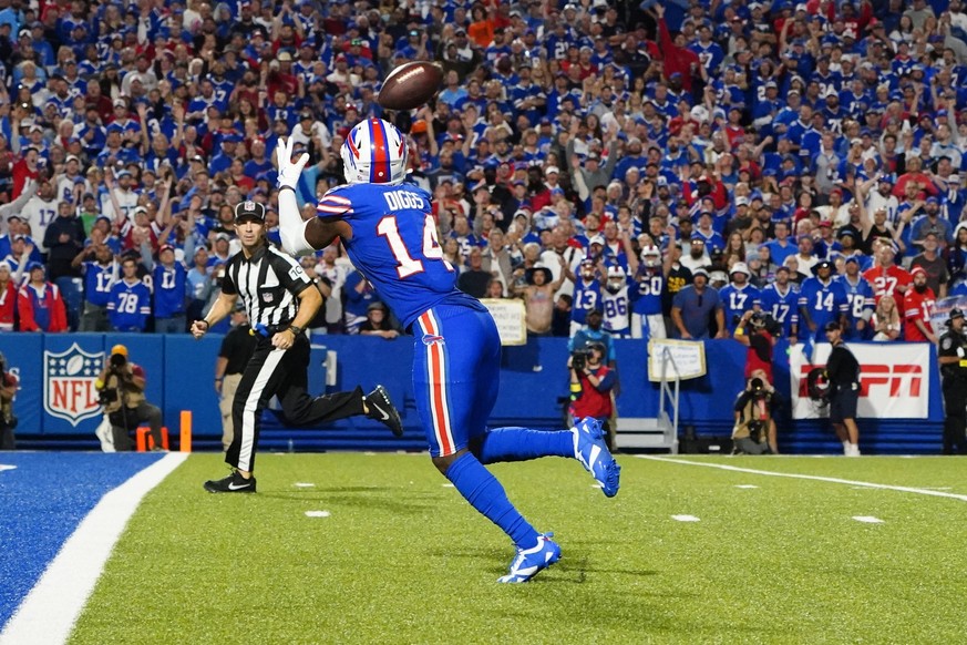 NFL, American Football Herren, USA Tennessee Titans at Buffalo Bills Sep 19, 2022 Orchard Park, New York, USA Buffalo Bills wide receiver Stefon Diggs 14 catches a pass for a touchdown against the Ten ...