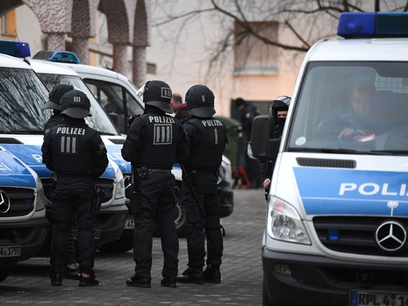 Polizisten stehen am 01.02.2017 auf dem Gelaende der Bilal Moschee in Frankfurt am Main (Hessen) im Stadtteil Griesheim an ihren Fahrzeugen. Die Polizei hat mehrere Objekte in ganz Hessen wegen Terror ...