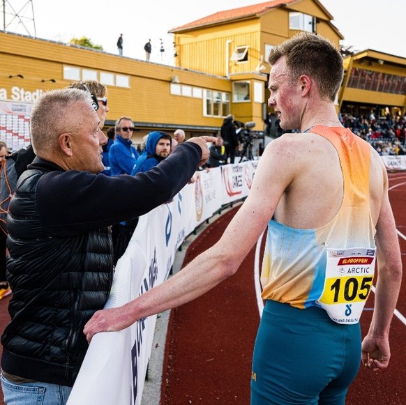 IMAGO / Bildbyran

230603 Narve Gilje Nordas of Norway with Gjert Ingebrigtsen after the men™s 300 meter during the Trond Mohn Games on June 3, 2023 in Bergen. Photo: Marius Simensen / BILDBYRAN / Cop ...