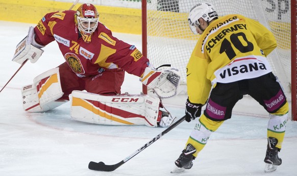 Tigers Goalie Ivars Punnenovs, links, geschlagen von Berns Tristan Scherwey, rechts, zum 0-1, waehrend dem Meisterschaftsspiel der National League zwischen den SCL Tigers und dem SC Bern, am Samstag 1 ...