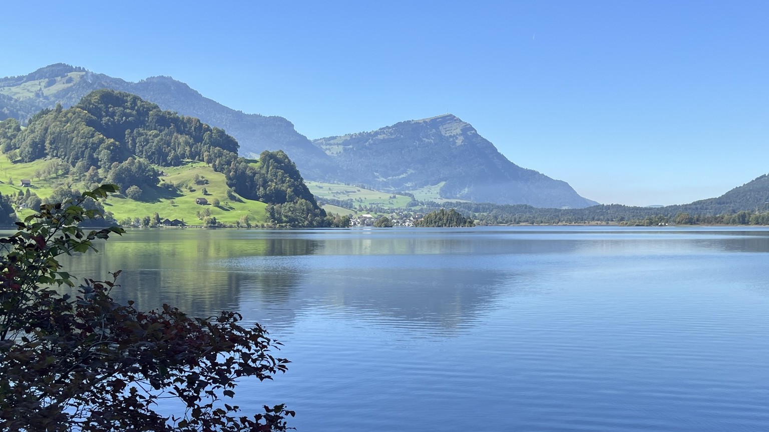 Velotour rund um die Rigi: Lauerzersee mit der Rigi