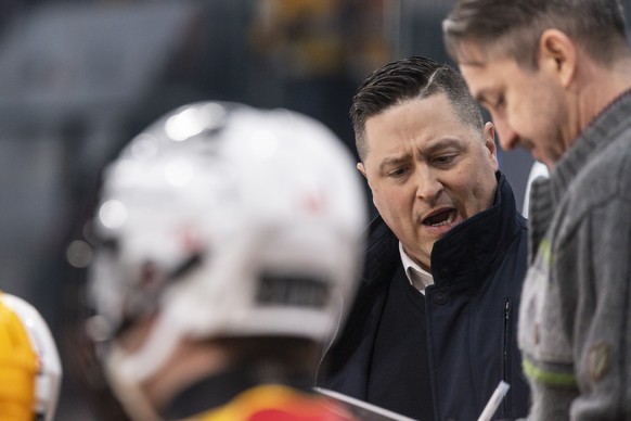 Langnaus Cheftrainer Jason O&#039;Leary, 2. von links, diskutiert mit seinem Assistenten Alexander Mellitzer, rechts, beim Eishockey Meisterschaftsspiel der National League zwischen dem HC Fribourg Go ...