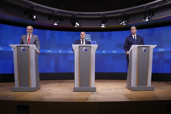 epa10029658 (L-R) Albanian Prime Minister Edi Rama, North Macedonia&#039;s Prime Minister Dimitar Kovacevski, and Serbian President Aleksandar Vucic attend a press conference following an EU-Western B ...