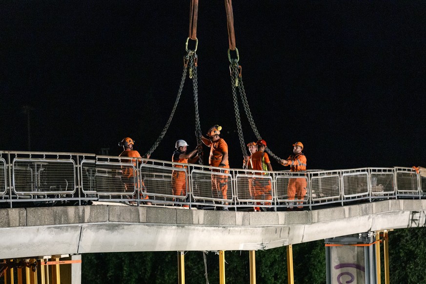 Des ouvriers travaillent a la demolition du pont pieton enjambant l&#039;autoroute A9 et menacant de s&#039;effondrer ce lundi 26 aout 2019 a Chailly sur la commune de Montreux. L&#039;autoroute A9 es ...