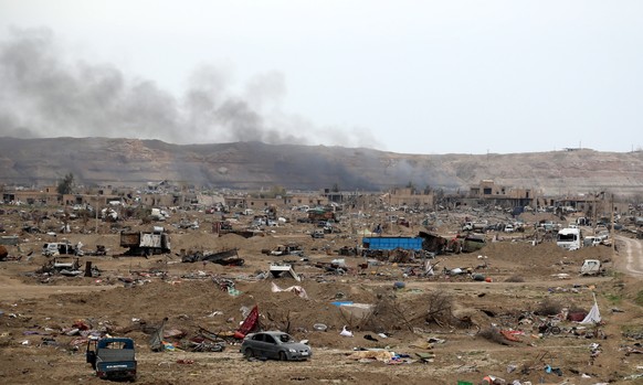 epaselect epa07461183 Smoke clouds rise from the village of Baghuz, Syria, 24 March 2019. The US-backed Kurdish-Arab &#039;Syria democratic forces&#039; (SDF) have announced the military victory over  ...