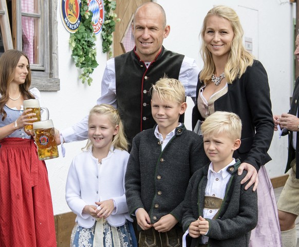 Arjen Robben, left, player of the German first division, Bundeliga, soccer team FC Bayern Munich, his wife Bernadien Eillert, right, and their children Lynn, Luka and Kai arrive at the &#039;Oktoberfe ...