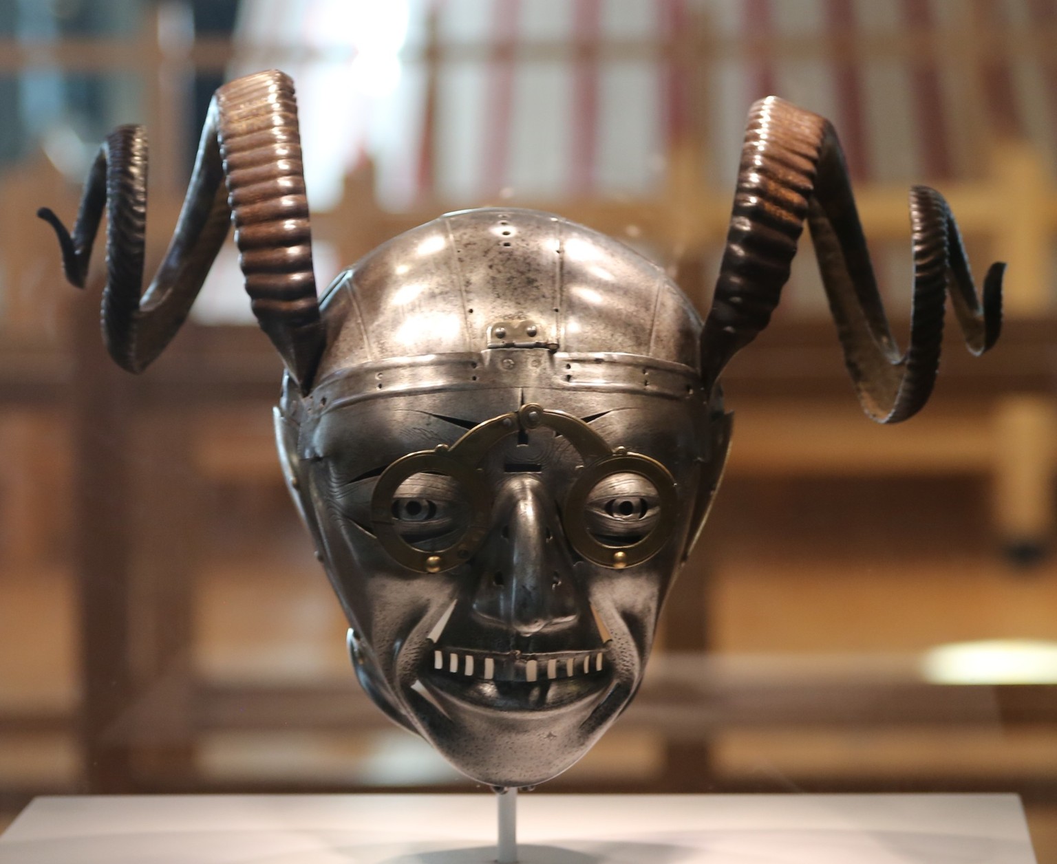 Der gehörnte Helm von Henry VIII.