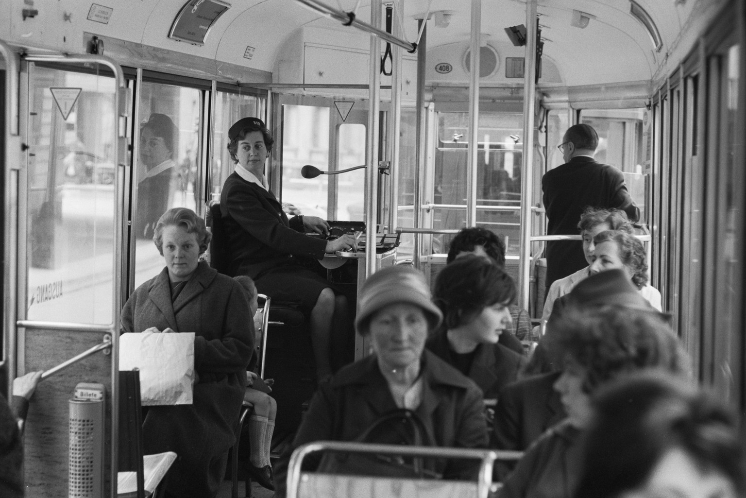 Eine&nbsp;«Billetteuse» und Fahrgäste im Basler Tram 1961.
