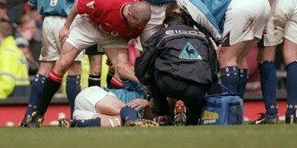 21.04.2001: Die späte Rache des Roy Keane – «Schitzo» begeht das böswilligste Foul der Fussball-Geschichte