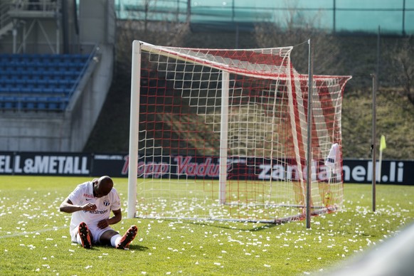 Franck Etoundi, von Zuerich, sitzt enttaeuscht auf dem Rasen im Fussball Meisterschaftsspiel der Super League zwischen dem FC Vaduz und dem FC Zuerich, am Sonntag, 20. Maerz 2016, im Stadion Rheinpark ...