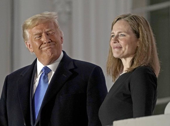USW Jumbo US-Wahlen Donald Trump News Bilder des Tages United States President Donald J. Trump and Justice Amy Coney Barrett pose for a photo on the Blue Room Balcony of the White House in Washington, ...