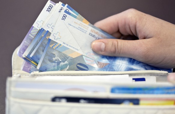 ZUM VERTEILUNGSMONITOR DER BAK BASEL STELLEN WIR IHNEN AM DIENSTAG, 4. AUGUST 2015, FOLGENDES ARCHIVBILD ZUR VERFUEGUNG - [POSED PICTURE] Bank customers at the counter of Raiffeisen Bank in Kuessnacht ...