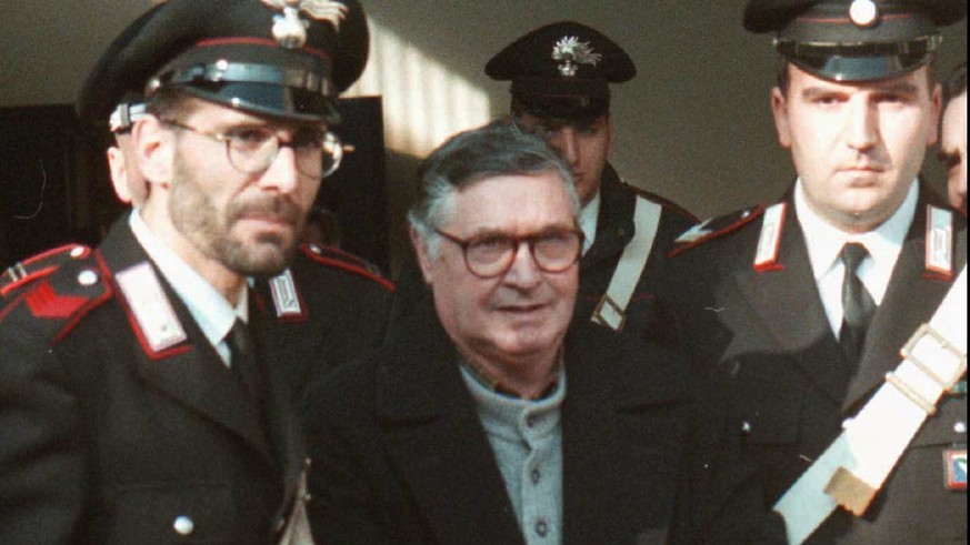 FILE - In this Jan. 16, 1996 file photo, Mafia &#039;&#039;boss of bosses&#039;&#039; Salvatore &#039;&#039;Toto&#039;&#039; Riina, center, enters handcuffed into Bologna&#039;s bunker-courtroom, esco ...