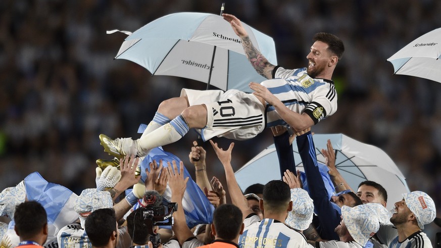 G-nsehaut-so-werden-Argentinien-und-Messi-beim-1-Spiel-nach-dem-WM-Titel-gefeiert