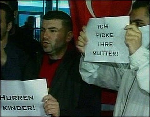 23 Willkommens-Schilder, die du bei deiner Ankunft am Flughafen nicht sehen willst\nDa kommt mir direkt der herzliche Empfang der Nati in der Türkei 2005 in den Sinn.