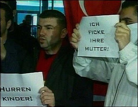 23 Willkommens-Schilder, die du bei deiner Ankunft am Flughafen nicht sehen willst\nDa kommt mir direkt der herzliche Empfang der Nati in der TÃ¼rkei 2005 in den Sinn.