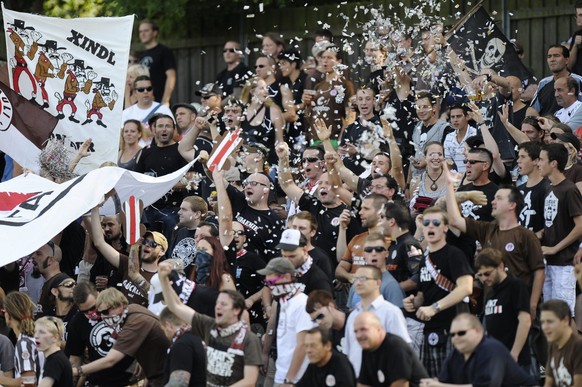 Fans des FC St. Pauli feiern frenetisch ihre Mannschaft, vor dem Fussball Freundschaftsspiel FC Winterthur gegen FC St. Pauli, am Samstag, 3. September 2011, im Stadion Schuetzenwiese in Winterthur. ( ...