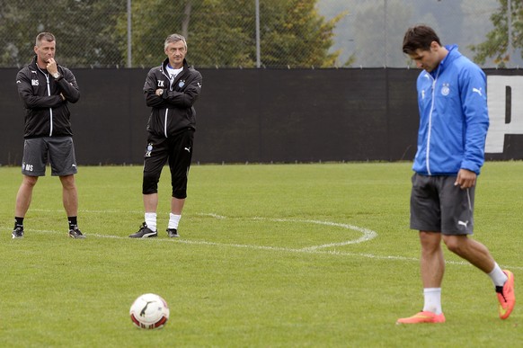 Salatic ist wieder da, Trainer Skibbe schaut dem Treiben ruhig zu.