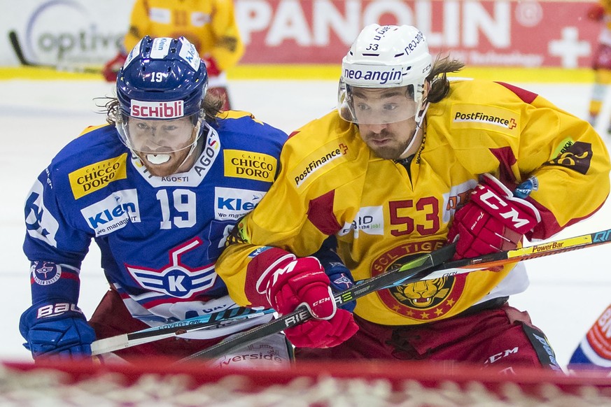 EHC Kloten Stuermer Steve Kellenberger, links, gegen SCL Tigers Stuermer Andreas Thuresson waehrend dem Eishockey-Meisterschaftsspiel der National League A zwischen dem EHC Kloten und den SCL Tigers a ...