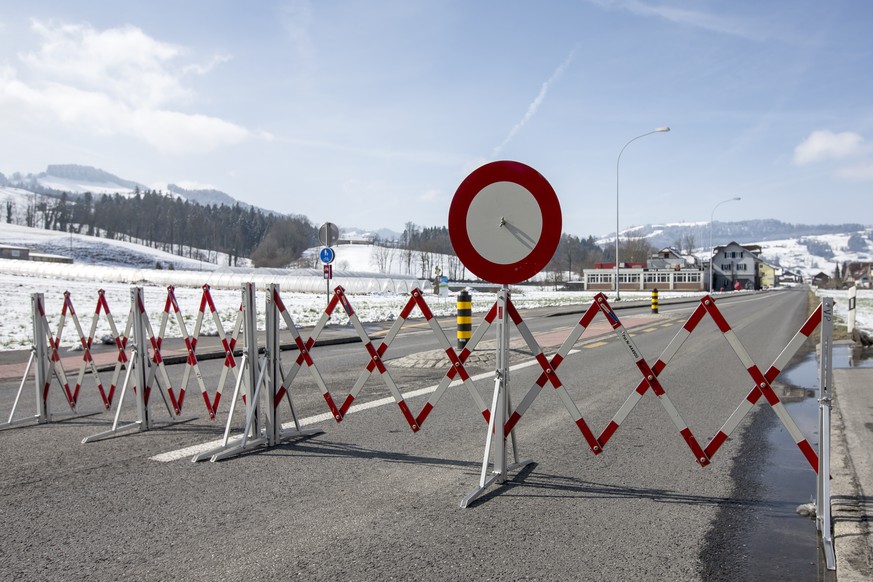 Die Luzernerstrasse in Malters wurde von der Polizei gesperrt, am Mittwoch, 9. Maerz 2016. Eine 65-jaehrige Frau hat sich seit Dienstag in einem Haus in Malters verschanzt. Die Polizei hat das Haus um ...