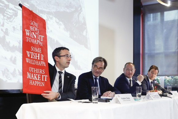 Frederic Favre, Staatsrat Kanton Wallis, Jean-Philippe Rochat, Praesident des Kandidaturkomitees Sion 2026, Juerg Stahl, Praesident Swiss Olympic, und Philippe Varone, Stadtpraesident Sion, von links, ...