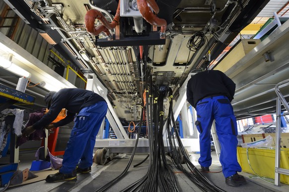 ARCHIVBILD ZUM GEPLANTEN STELLENABBAU BEI BOMBARDIER --- Des ouvriers de Bombardier travaillent dans les wagons des futures train a deux niveaux TwinDexx Express destines au trafic grandes lignes des  ...