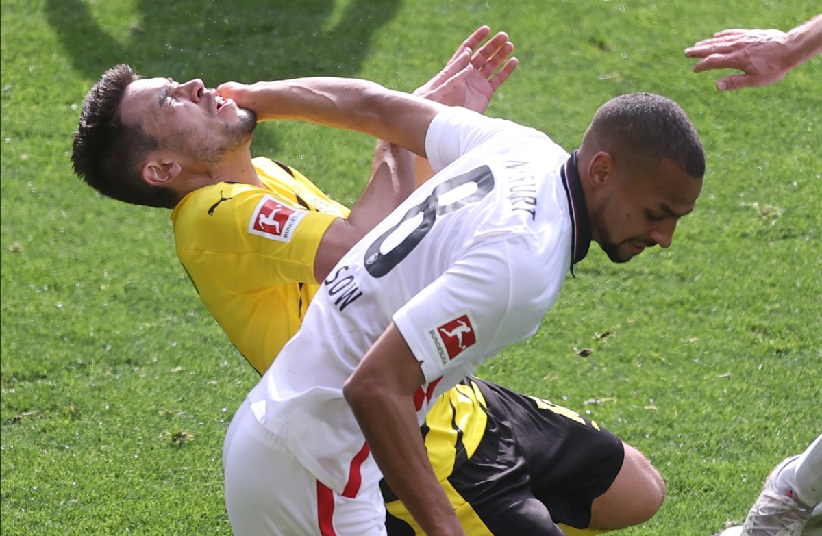 epa09113342 Frankfurt's Djibril Sow (R) in action against Dortmund's Raphael Guerreiro (L) during the German Bundesliga soccer match between Borussia Dortmund and Eintracht Frankfurt at Sign ...