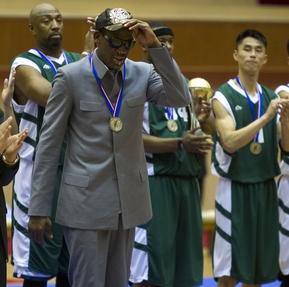 2014: Baker (im Hintergrund) begleitet Dennis Rodman auf dessem umstrittenen Basketball-Besuch in Nordkorea.