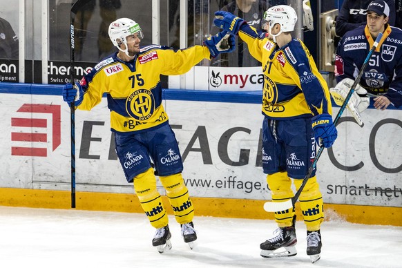 Jubel bei Davos' Lukas Stoop und Davos' Fabrice Herzog, von links, nach dem Tor zum 0-1 beim Eishockey Meisterschaftsspiel der National League zwischen dem EV Zug und dem HC Davos, am Freita ...