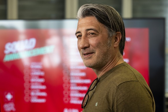 Der Cheftrainer der Schweizer Fussballnationalmannschaft, Murat Yakin, gibt das Kader fuer die bevorstehenden Laenderspiele bekannt, am Donnerstag, 13. Maerz 2025 am Sitz des SFV in Muri. (KEYSTONE/Al ...