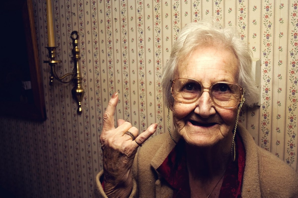 nonna cornuto handzeichen hail satan let's rock grossmutter italien italia http://twocreativegents.com/no-need-for-nonna/