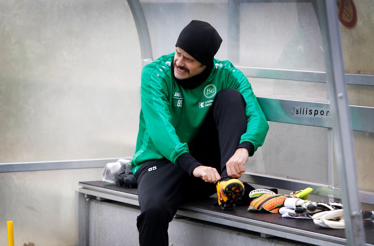 FC St. Gallen Rueckkehrer Tranquillo Barnetta bei seinem ersten Training an alter Wirkungsstaette schnuert sein Arbeitswerkzeug, die Fussballschuhe, aufgenommen am Montag, 14. November 2016, beim Fuss ...
