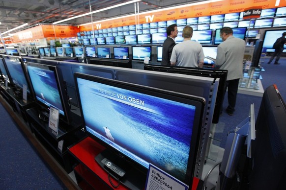Fernseher im Saturn Geschaeft im Stuecki Shopping Basel am Mittwoch, den 23. September 2009, ein Tag vor der Eroeffnung. (KEYSTONE/Andreas Frossard)