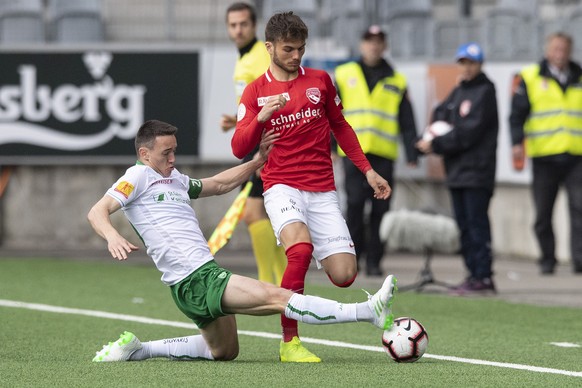 Thuns Dominik Schwizer, rechts im Duell mit St. Gallens Silvan Hefti im Fussball Meisterschaftsspiel der Super League zwischen dem FC Thun und dem FC St. Gallen, am Sonntag, 14. April 2019, in der Sto ...