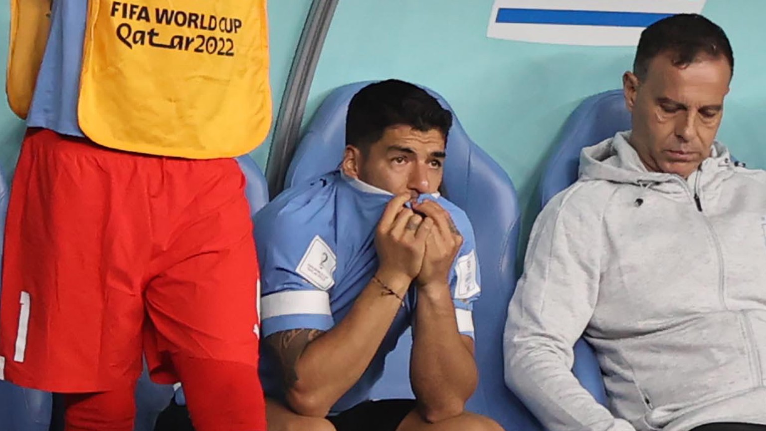 epa10344589 Luis Suarez (C) of Uruguay reacts during the FIFA World Cup 2022 group H soccer match between Ghana and Uruguay at Al Janoub Stadium in Al Wakrah, Qatar, 02 December 2022. EPA/Mohamed Mess ...
