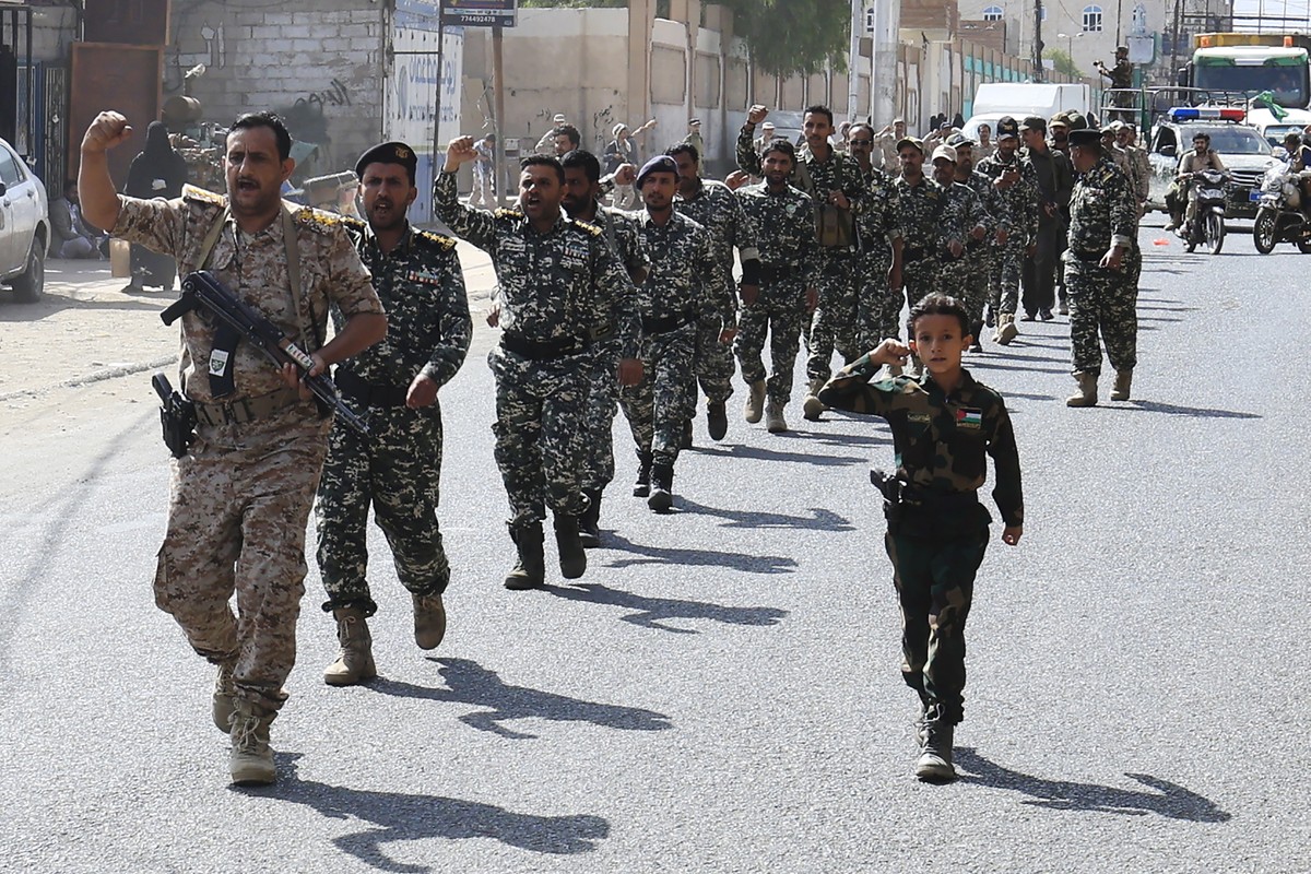 epaselect epa13229108 Houthi fighters march during a campaign to mobilize more fighters amid an offensive against Saudi-backed government troops, in Sana'a, Yemen, 10 September 2026. Yemen's ...