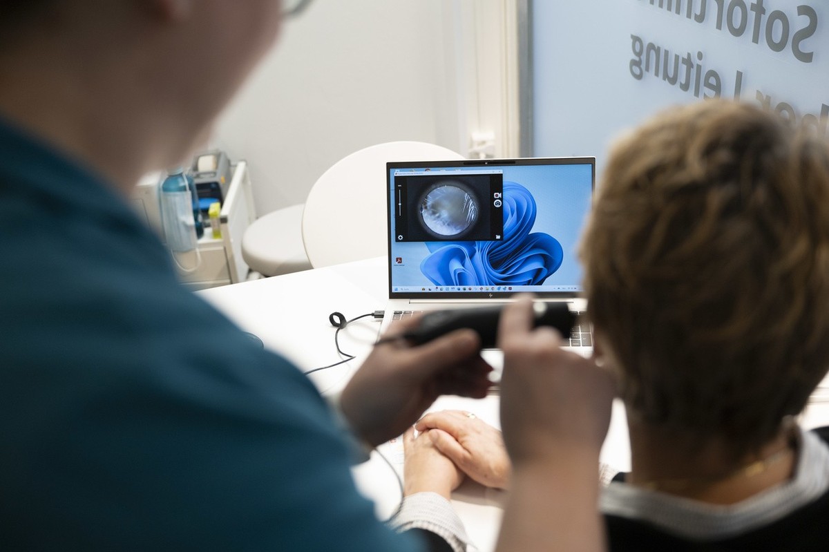 [Editor's Note: Gestellte Szene] Eine Rettungssanitaeterin untersucht den Gehoergang einer Patientin mit einem Digitalen Otoskop in einem Aprioris Behandlungszimmer, fotografiert am Montag, 22. J ...